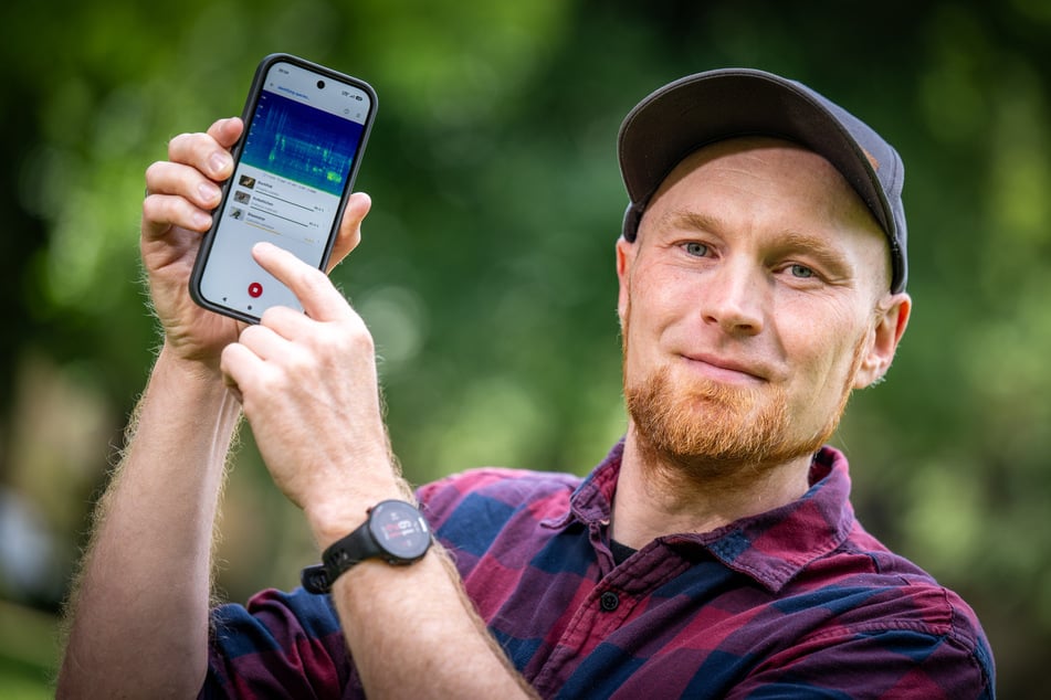 Leitender Entwickler Stefan Kahl (41) zeigt, wie Nutzer ihre akustischen Funde direkt nachhören können.