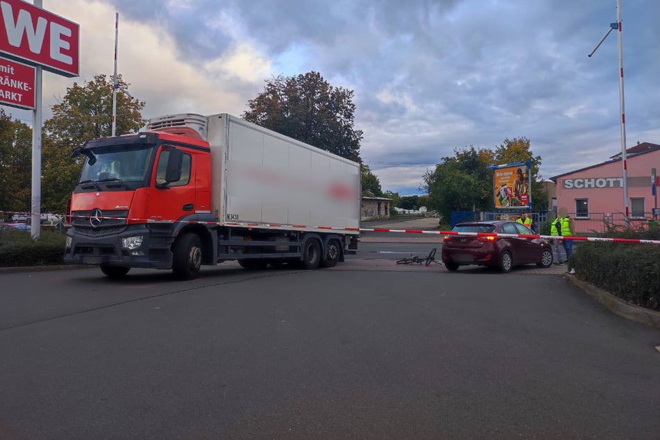 Das Fahrrad liegt zwischen dem Laster und dem Hyundai.