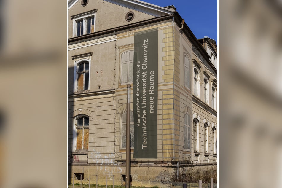 Ein Banner weist seit Jahren auf anstehende Bauarbeiten hin.