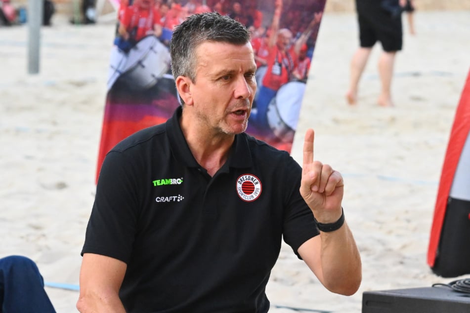 DSC-Trainer Alex Waibl (55) bei der Saisoneröffnung auf dem Dresdner Citybeach im September.