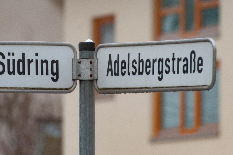 In der Adelsbergstraße erbeuteten die Einbrecher Schmuck.