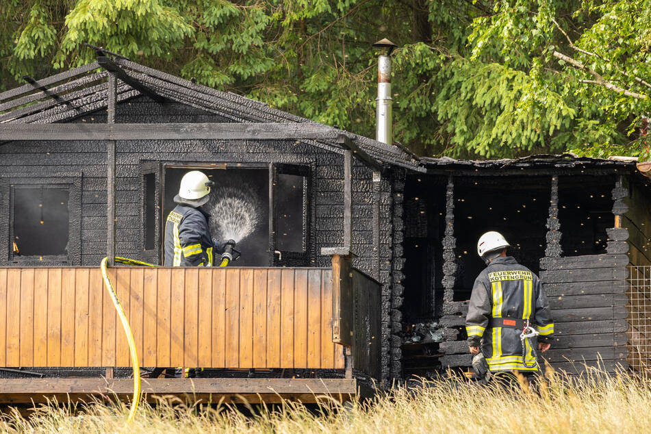 Gartenhaus in Flammen: Mehrere Bienenvölker fallen Brand zum Opfer