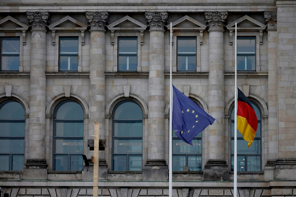 Vor dem Reichstagsgebäude wehen die deutsche und europäische Flagge auf Halbmast - als Zeichen der Trauer nach dem Tod von Queen Elizabeth II.
