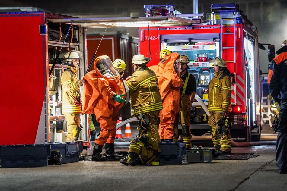 Die Feuerwehr musste aufgrund eines möglichen Gefahrgutunfalls ausrücken. (Symbolbild)