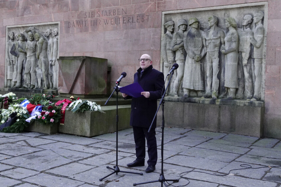 Oberbürgermeister Sven Schulze (52, SPD) hielt im Park der Opfer des Faschismus eine Rede.
