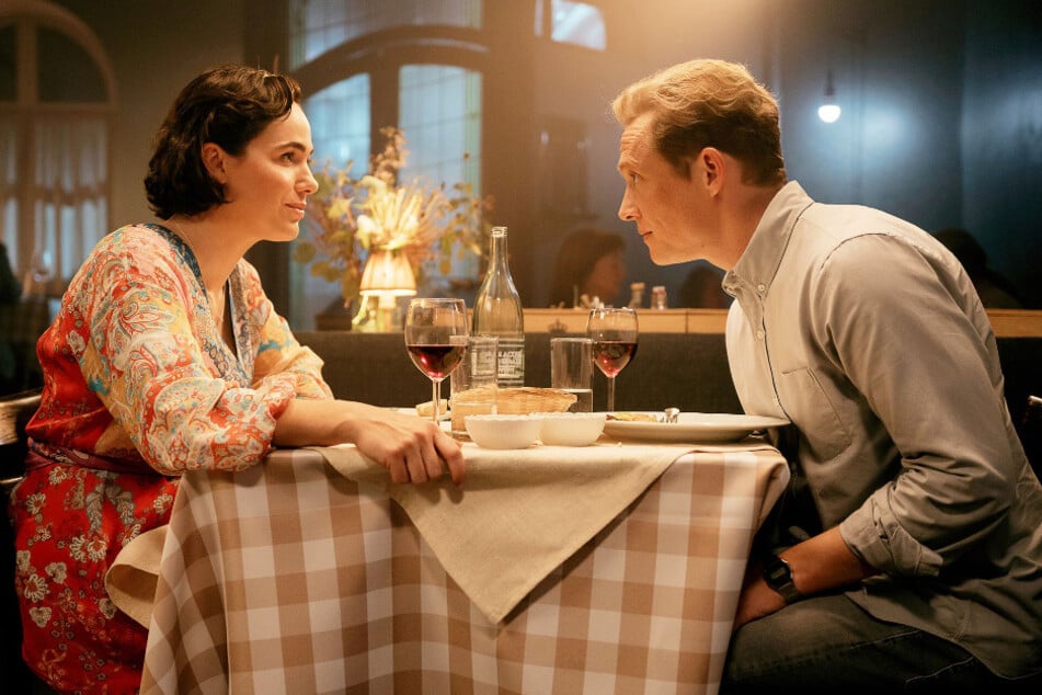 Musikerin Paula (Verena Altenberger, 38) hört sich in "Das Leben der Wünsche" die Sorgen von Felix (Schweighöfer) an.