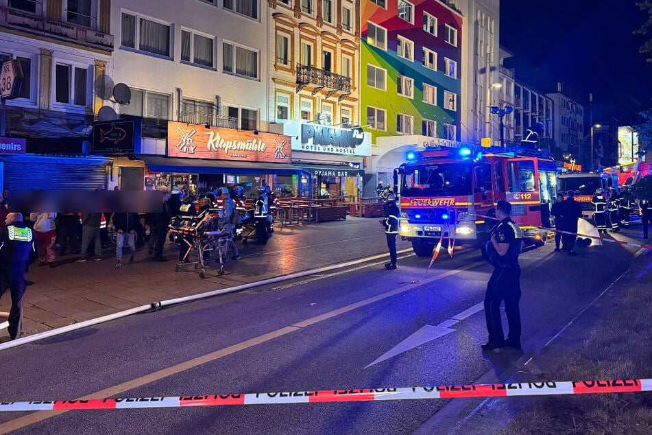 Auf der Reeperbahn ist am Montagabend ein Feuer ausgebrochen, eine Person kam dabei ums Leben.