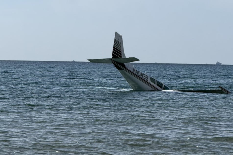 Wie durch ein Wunder blieb Faith Tenkley unverletzt und konnte das Flugzeug sicher im Meer landen.