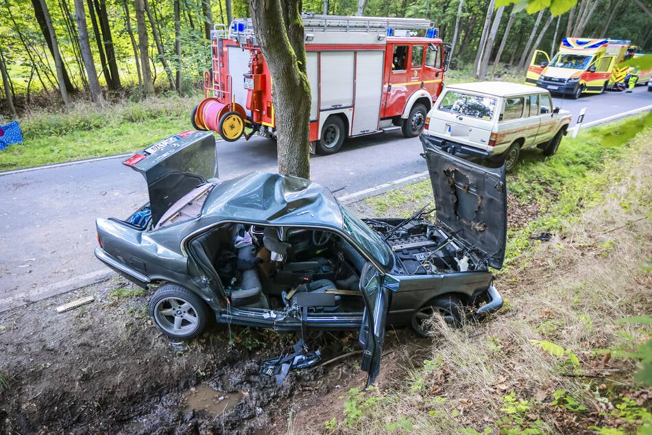 Der 21-Jährige kam mit seinem BMW von der Fahrbahn ab und prallte gegen einen Baum.