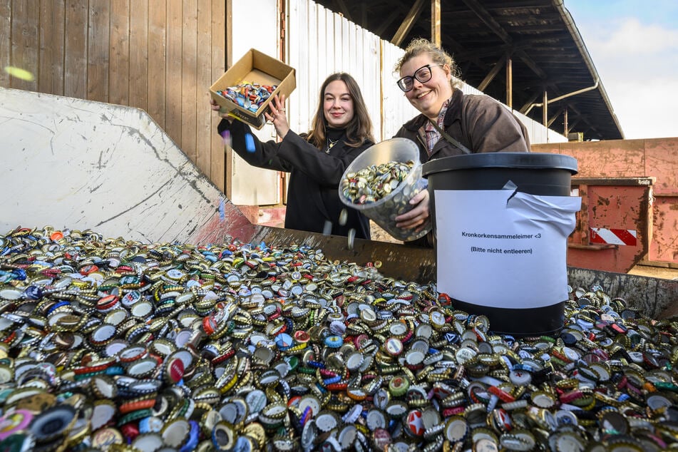 Die TAG24-Redakteurinnen Yesmina Berndt (24, l.) und Amélie Fromm (27) schütten eimerweise Kronkorken in den Container.