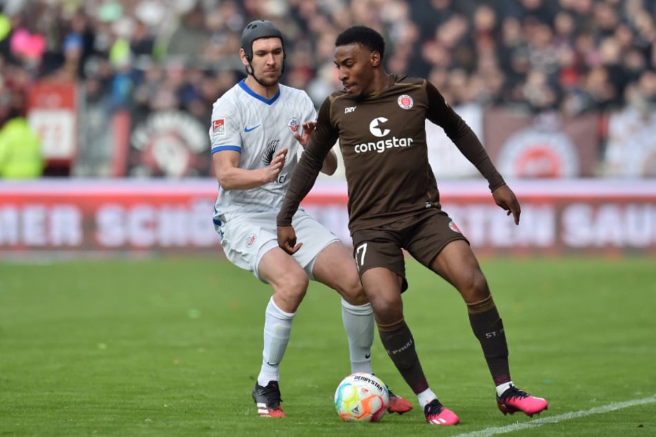 St. Paulis Oladapo Afolayan (25) lieferte gegen Hansa Rostock seine erste Torvorlage ab.