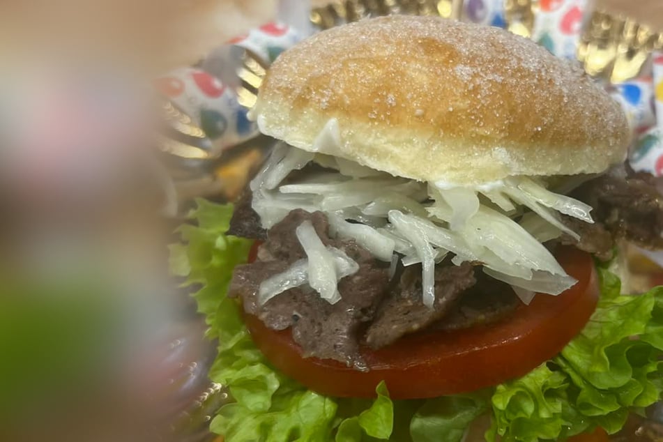 Der Döner-Kreppel kommt mit Tomate, reichlich Zwiebeln, Dönerfleisch vom Rind und Joghurt-Soße daher.