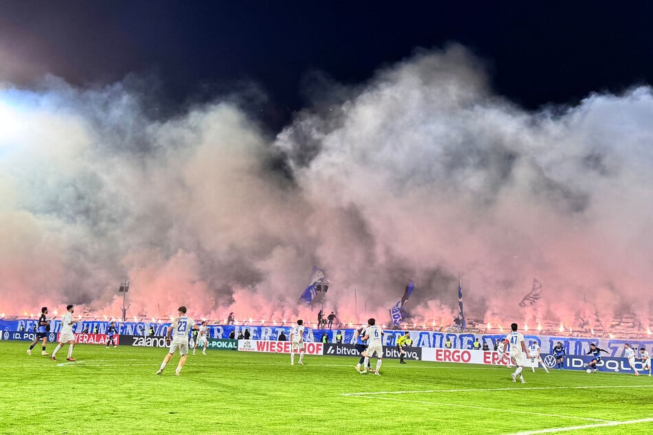 Zu Beginn der zweiten Hälfte wurde ordentlich Pyro gezündet.