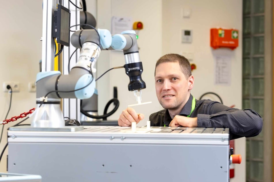 Der wissenschaftliche Mitarbeiter Torsten Schiller (43) am Roboter mit Gesichtserkennung.