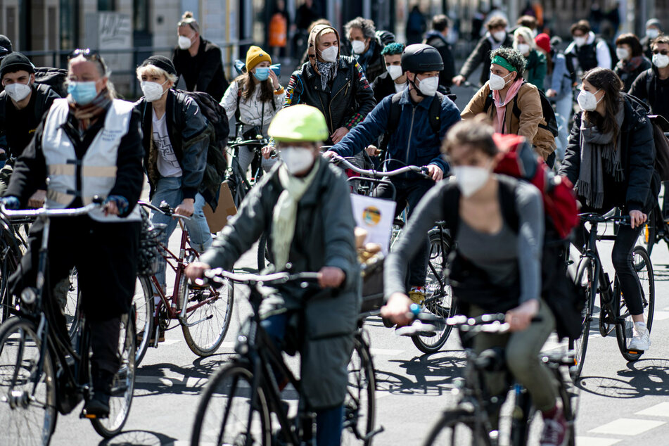 Demonstranten fahren auf einer Demo der Umweltschutzgruppe Fridays for Future in einem Fahrradkorso.