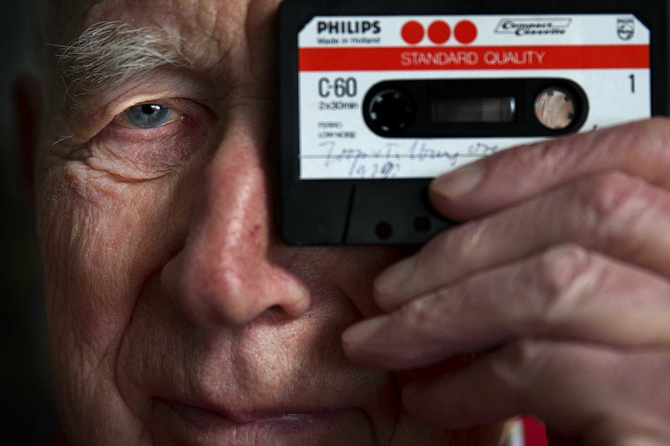 Lou Ottens hält eine Kompaktkassette in der Hand. (Archivbild)