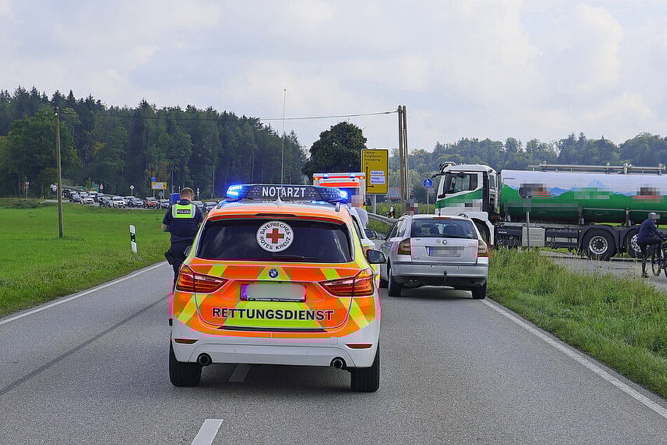 Milchlaster übersieht Radfahrer: 59-Jähriger schwer verletzt in Klinik