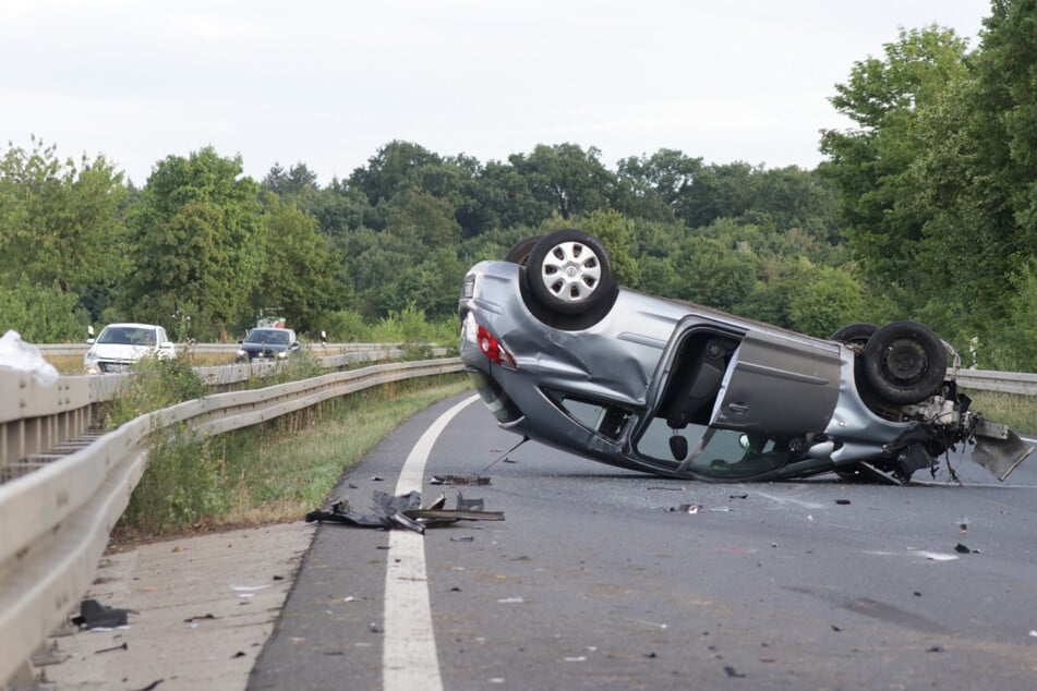 28-jährige Autofahrerin überschlägt sich: Opel landet auf dem Dach