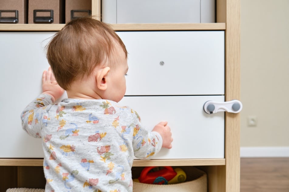 Eine Kindersicherung hilft, Schubladen unter Verschluss zu halten.