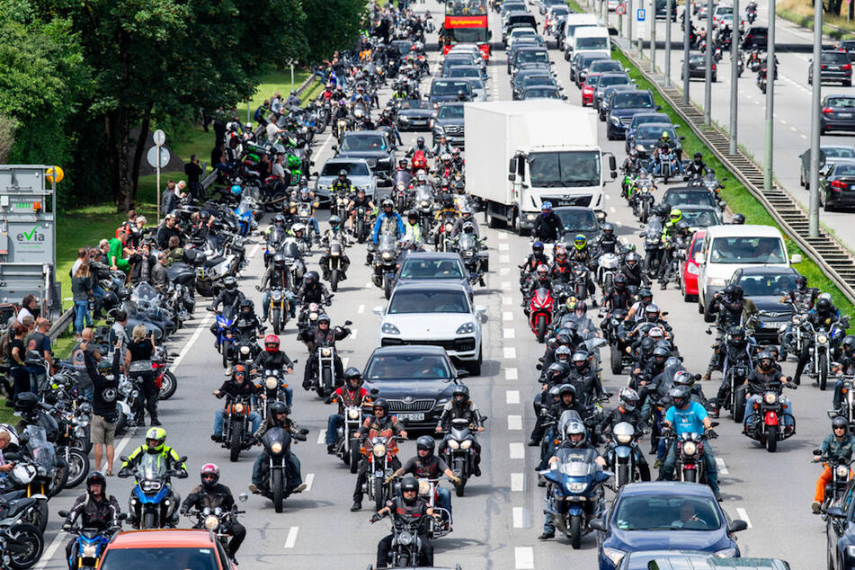 Motorradfahrer nehmen an einer von offizieller Seite untersagten Motorrad-Demo gegen Fahrverbote an Wochenenden in München teil.