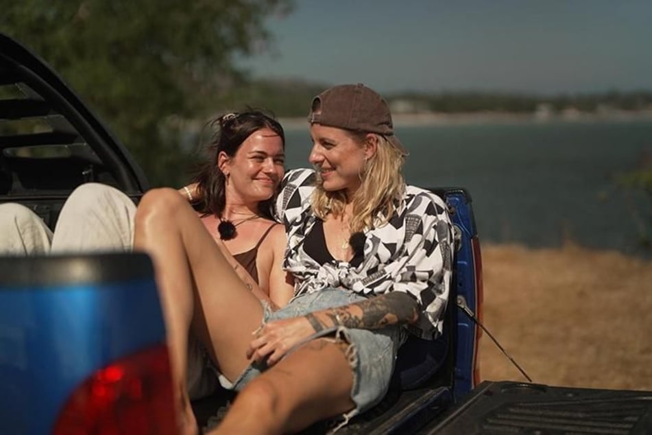 Beim romantischen Date am Meer kommen sich Maike und Lea immer näher.