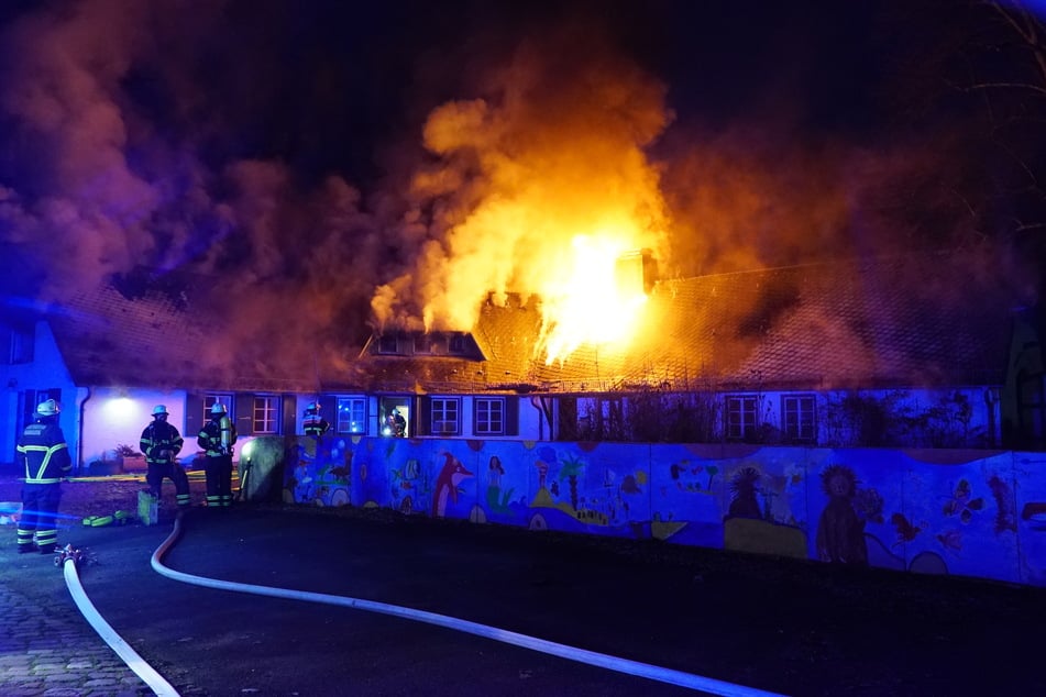 Teilweise schlugen die Flammen meterhoch aus dem Dach eines Nebengebäudes.