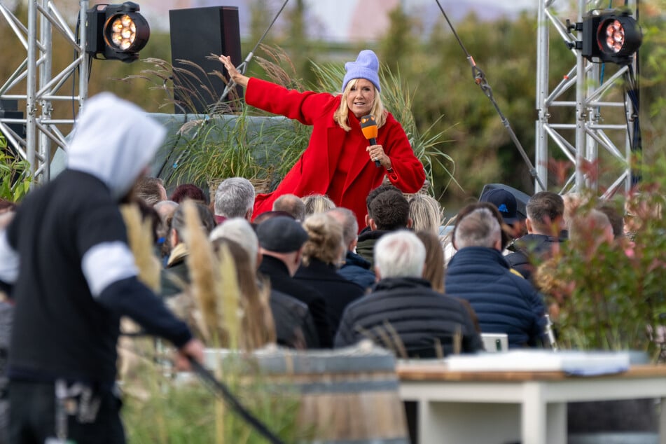 Andrea Kiewel (60) hätte ihr 25-jähriges Jubiläum als ZDF-Fernsehgarten-Moderatorin gerne vor Ort zelebriert. Daraus wurde aufgrund der Vorkommnisse In Israel aber nichts.