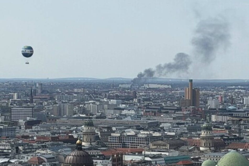 Die guten Witterungsbedingungen trugen dazu bei, dass die Rauchsäule weithin über Berlin sichtbar war.