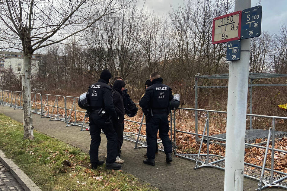 Die Polizei schnappt sich einen Demonstranten.