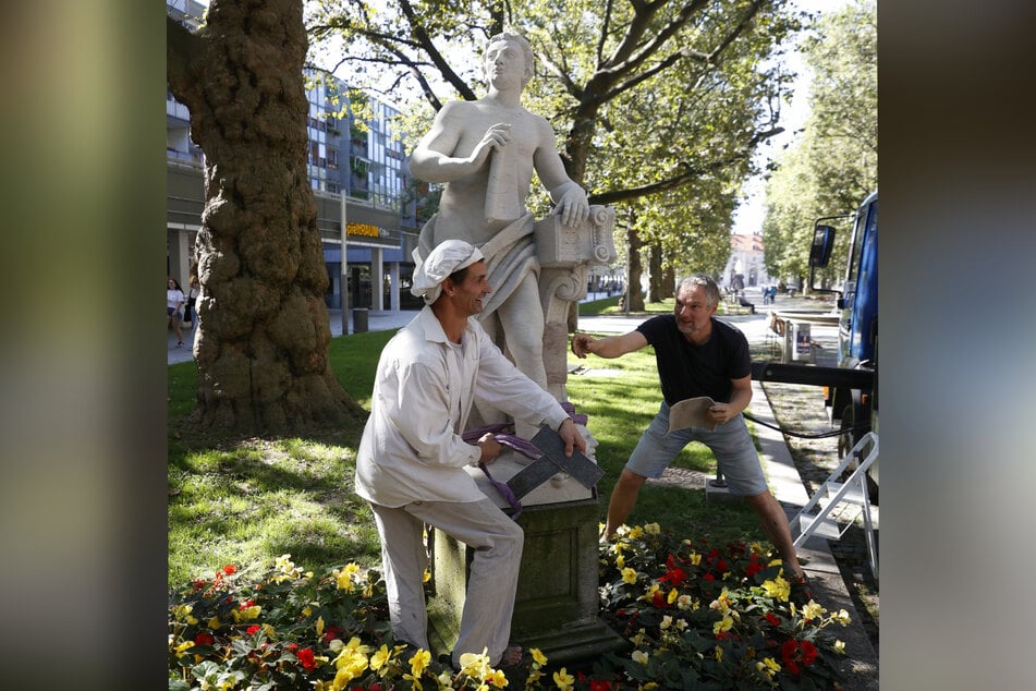 Die "Archäologie" war die erste Skulptur, die als Kopie auf die Hauptstraße zurückkehrte.