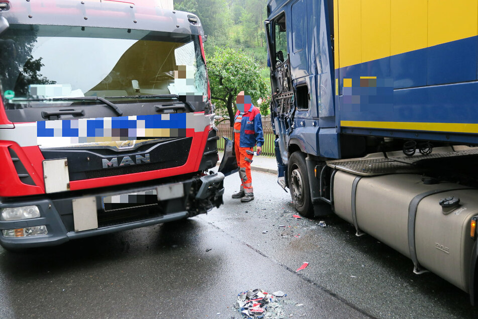Beide Lkw wurden bei dem Crash erheblich beschädigt.