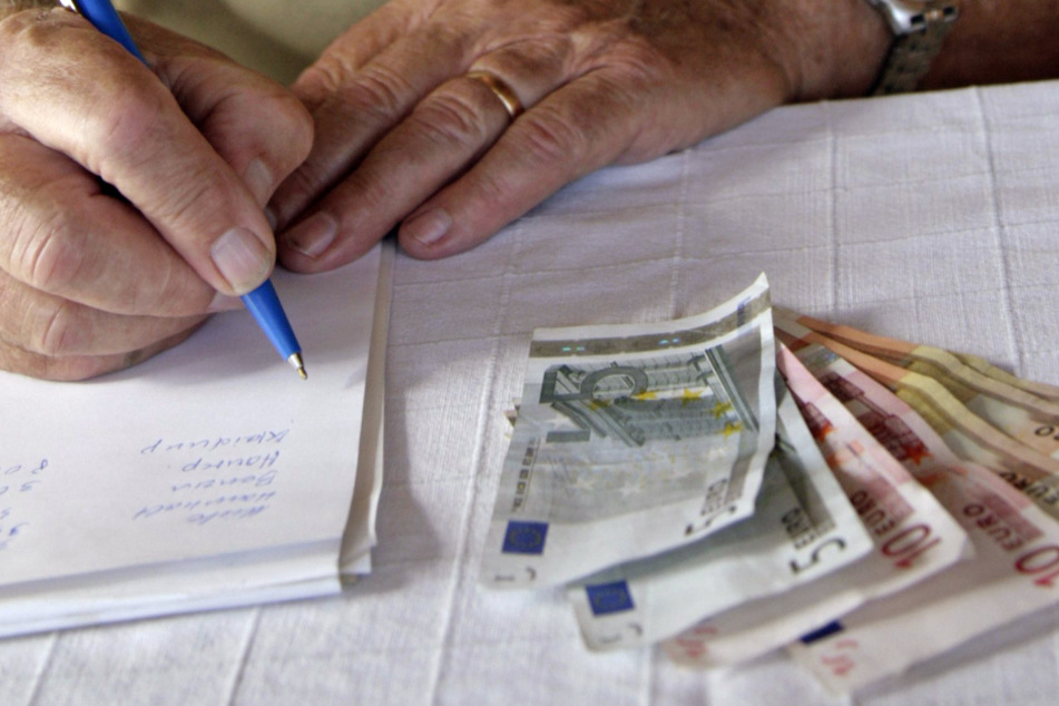 Für die Staatsregierung wird die Altersversorgung pensionierter Beamter und Angestellter immer teurer. (Symbolbild)