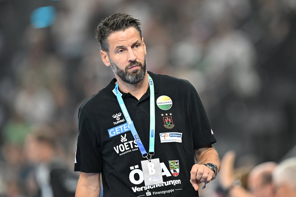 Bennet Wiegert (44) zeigt sich nach dem Spiel sehr zufrieden mit seinem Team.