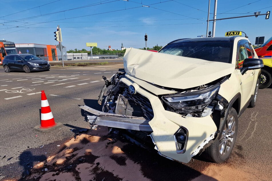 Taxi fährt über Rot: Kreuzungs-Crash an der Berliner Brücke in Leipzig