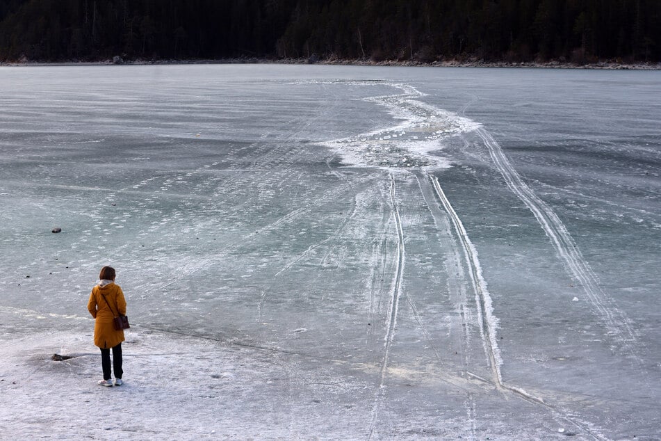 Spuren in der Eisschicht des Eibsees zeugen von der Rettungsaktion am Donnerstag.