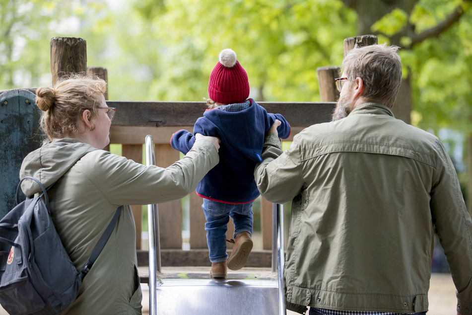 Wer ein Kind adoptieren möchte, hat ab dem 1. April mehr Rechte. (Symbolbild)