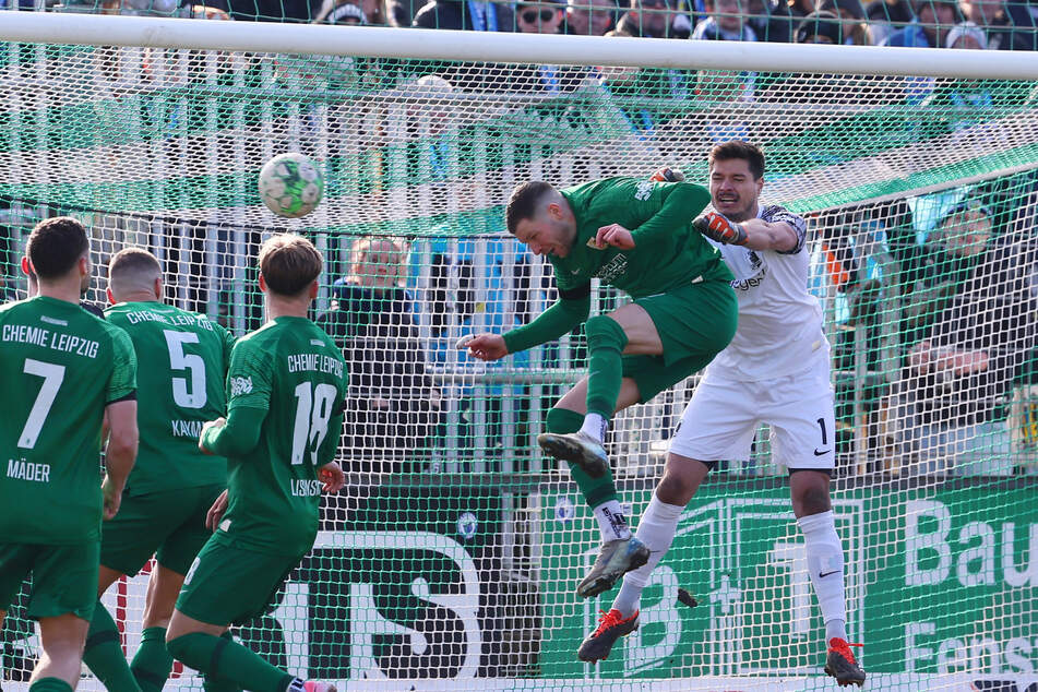 Tor für Chemnitz zum 1:1. Chemie-Kicker Tim Bunge köpft vor Torwart Benjamin Bellot den Ball ins eigene Tor.