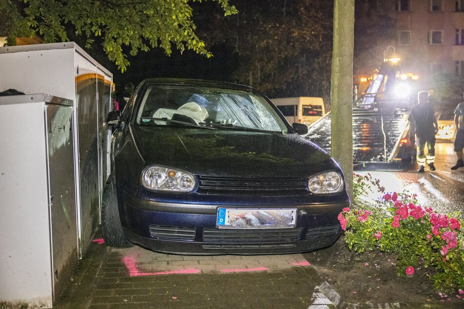 Der VW Golf wurde nach der Unfallaufnahme abgeschleppt.