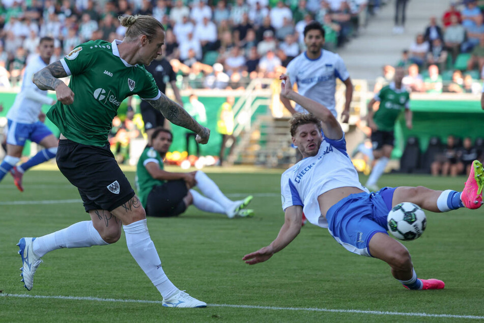 Marvin Schulz (l.) hatte in der Anfangsphase die beinahe schon sichere Führung für Preußen Münster auf dem Fuß.