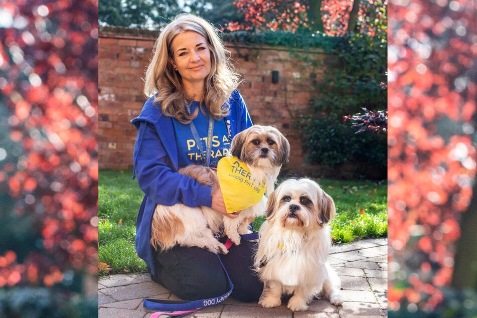 Julia Sanders in ihrer Arbeitsuniform als Therapiehunde-Führerin mit ihren beiden Hunden Chilli (l., auf dem Schoß) und Bean (r.).