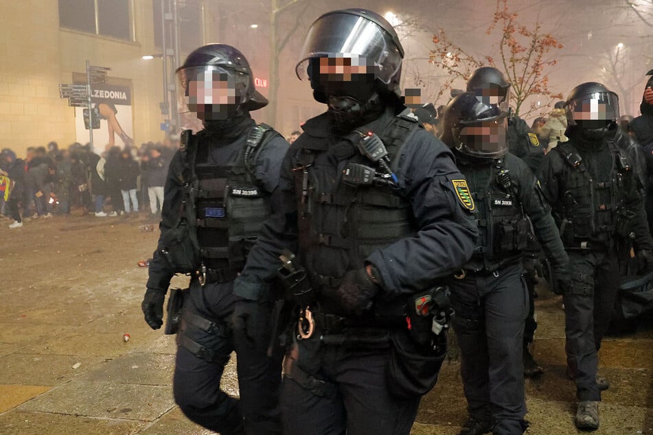 In der Chemnitzer Innenstadt sicherte die Polizei das Feuerwerk ab.