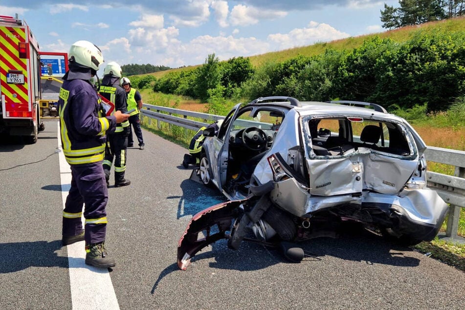 Bei dem heftigen Aufprall hat sich ein Teil der Stoßstange des vorausfahrenden Autos in dem Wagen verkeilt.