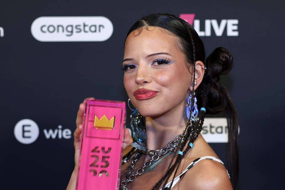 Nina Chuba posiert Anfang Dezember mit dem Preis in der Kategorie "Beste Künstlerin" nach der Verleihung der 1Live-Krone in Bielefeld.