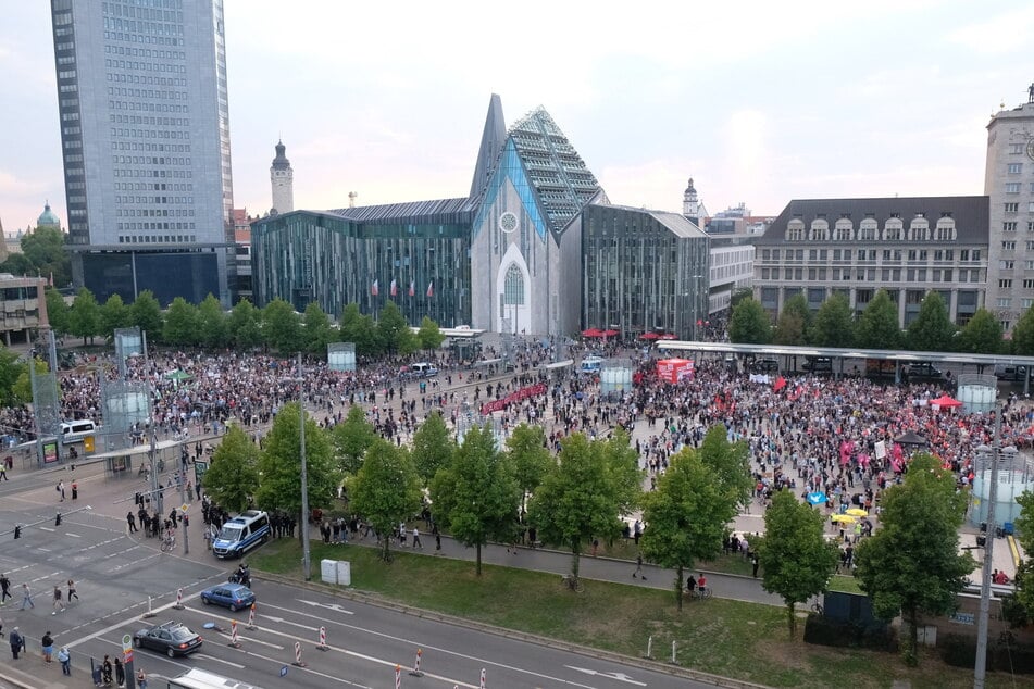 Auf dem Leipziger Augustusplatz rief die Linke am 5. September den "heißen Herbst" aus. Zeitgleich protestierten dort Rechtsextreme.