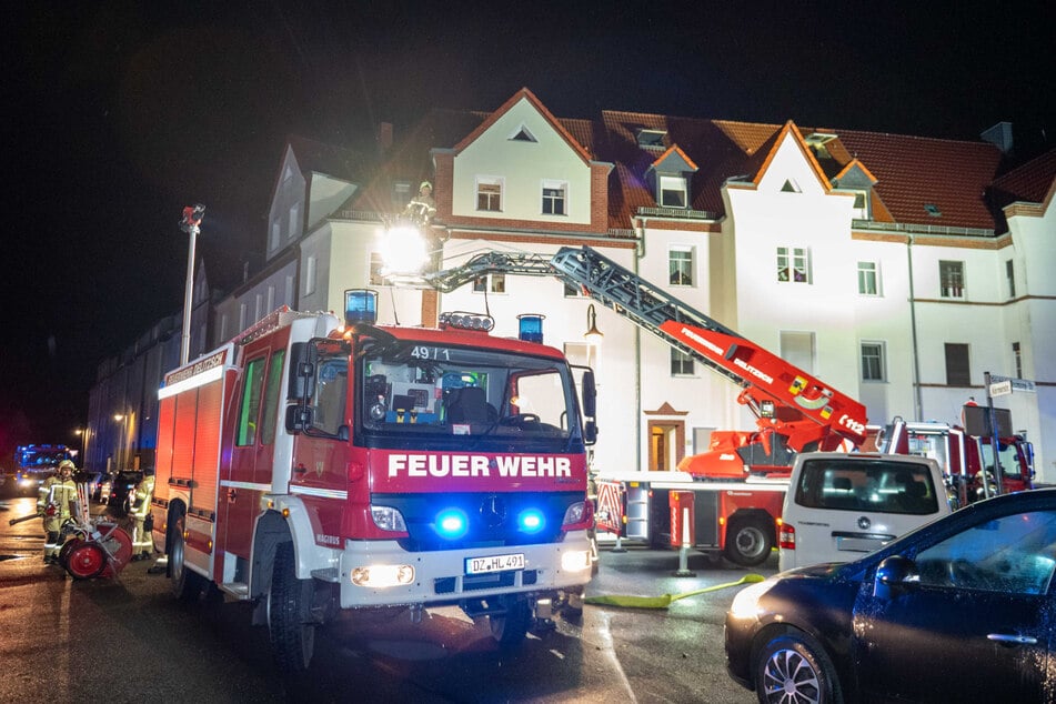 Die Löscharbeiten machten die Feuerwehrleute unter anderem auf einer Drehleiter.