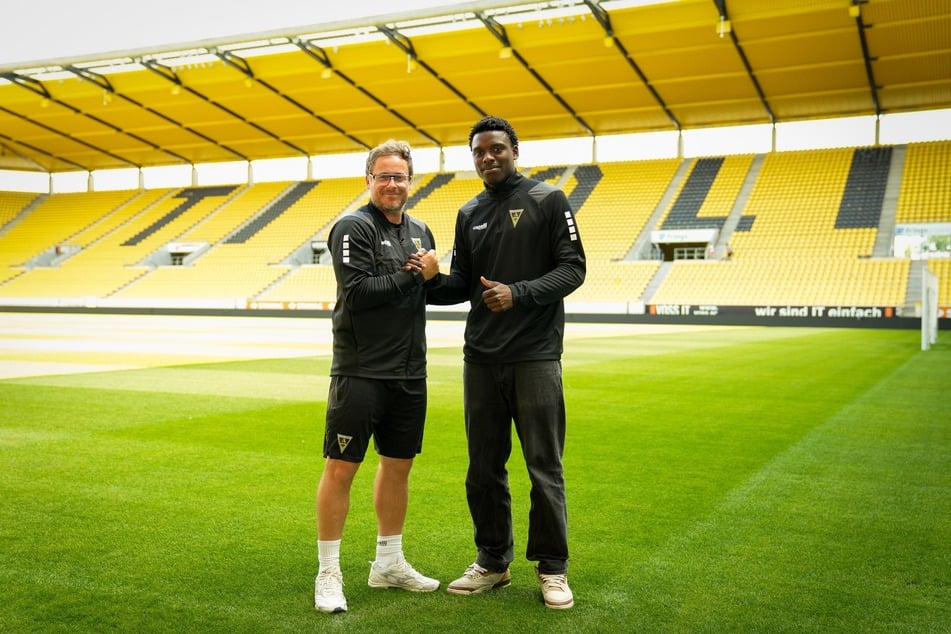 Emmanuel Elekwa (20, r.) konnte beim Probetraining überzeugen und steht jetzt fest bei Alemannia Aachen unter Vertrag.