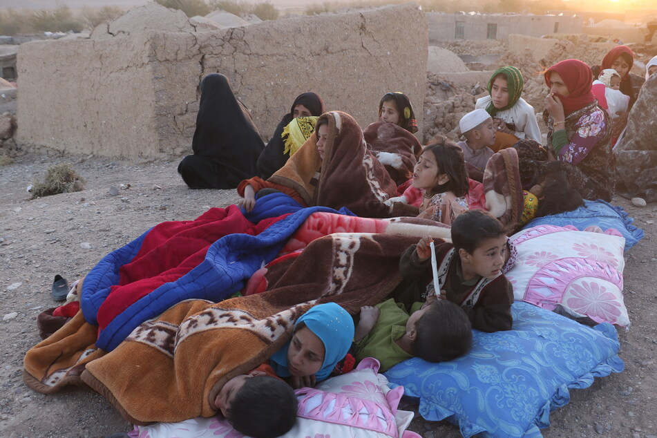 Menschen in Herat, die von Erdbeben betroffen sind, ruhen im Freien aus.