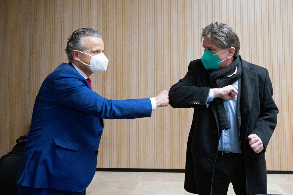 Frank Nopper (59, CDU, l.), Oberbürgermeister von Stuttgart und Baden-Württembergs Gesundheitsminister Manfred Lucha (60, Grüne) begrüßen sich bei der Sondersitzung des Innenausschusses.