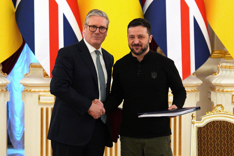 Der ukrainische Präsident Wolodymyr Selenskyj (46, r.) und Großbritanniens Premier Keir Starmer (62) haben sich zur Unterzeichnung eines 100-jährigen Vertrags getroffen.