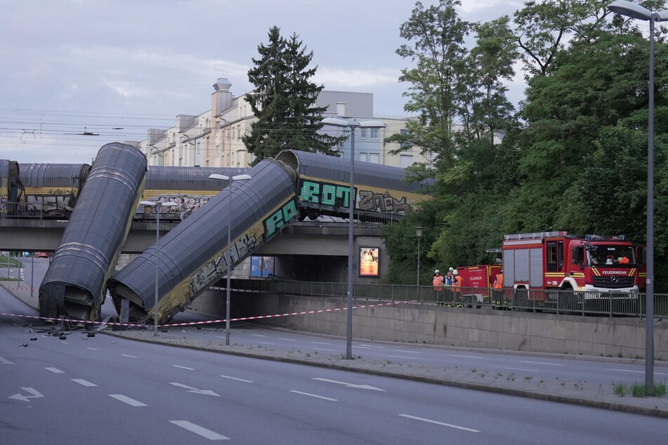 Die Feuuerwehr ist an der Unglücksstelle auf der Schleißheimer Straße in Milbertshofen im Einsatz.